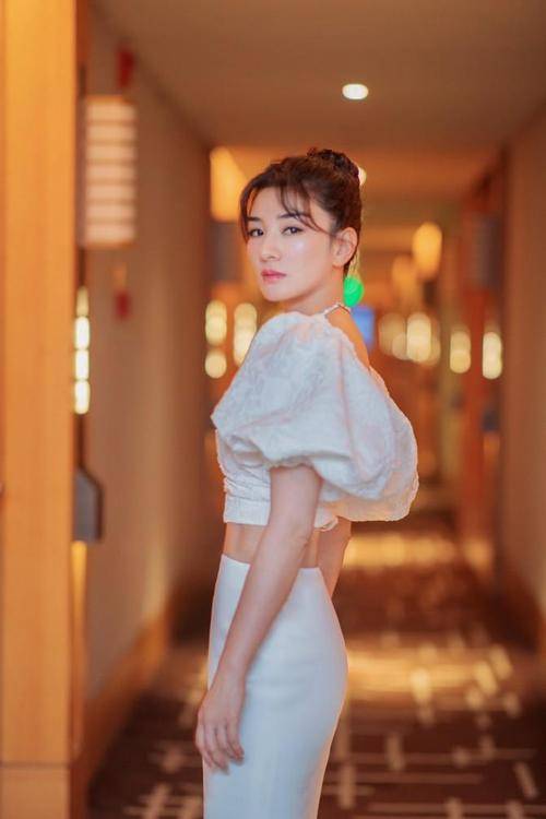 44岁黄奕生日美照,超大玫瑰花达半人高,与女儿草坪上合影_照片_母亲