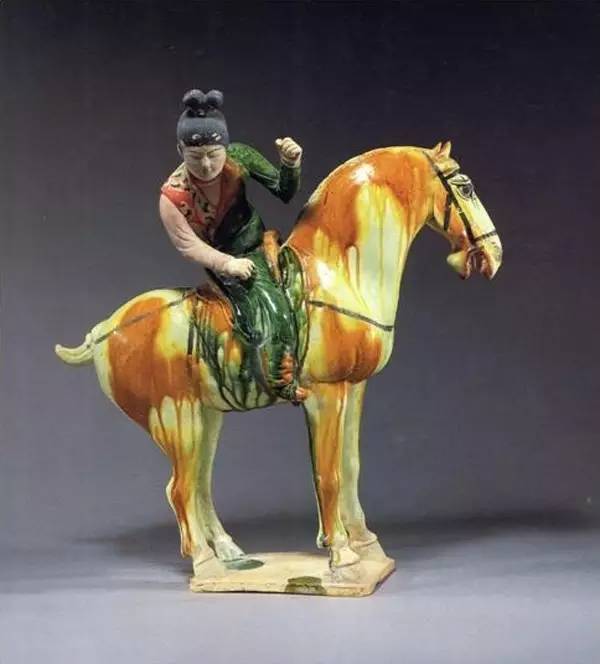 中国、唐代　俑 彩绘贴金骑马陶俑年代： 唐朝时期明器规格： 高33~35厘米、长29.5~32