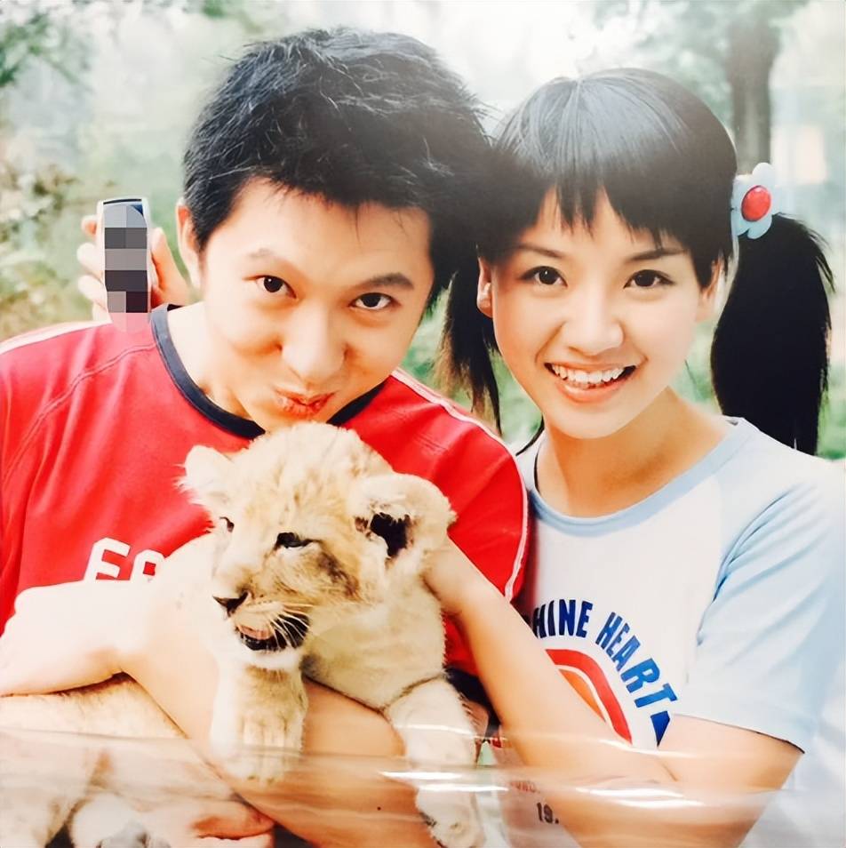 央视红果果晒居家带娃照,儿女五官似爸,与绿泡泡结婚13年超恩爱_孩子