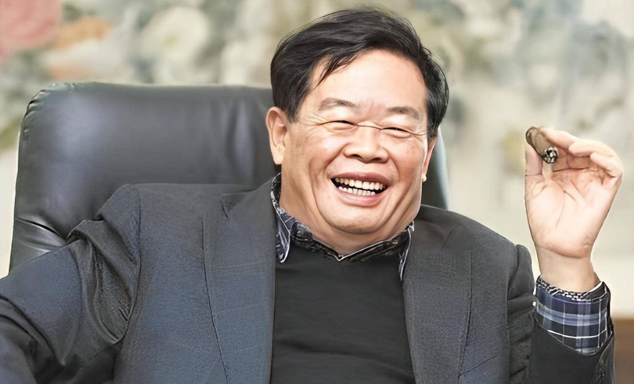 2000年,女儿曹艳萍领着男友来见曹德旺,曹德旺坚称:你配不上他!
