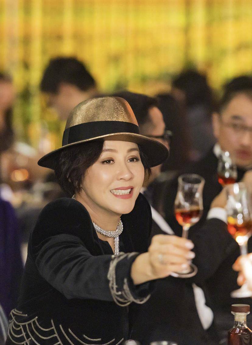 冯小刚和葛优舒淇多次合作拍戏,刘嘉玲和黄晓明聚餐分手时拥抱鞠躬