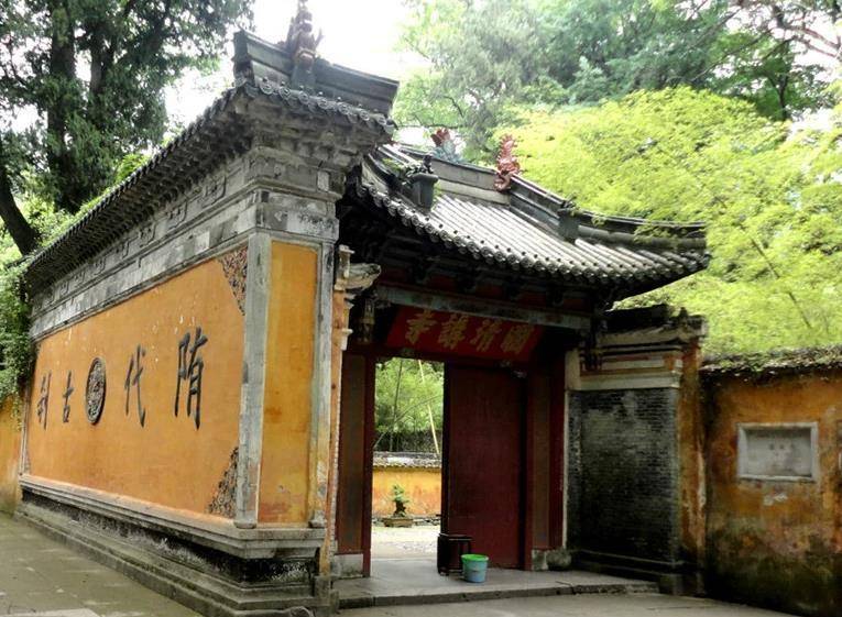 "最帅和尚"释明心:放弃公务员当和尚,富婆送400万法拉利求婚_寺庙