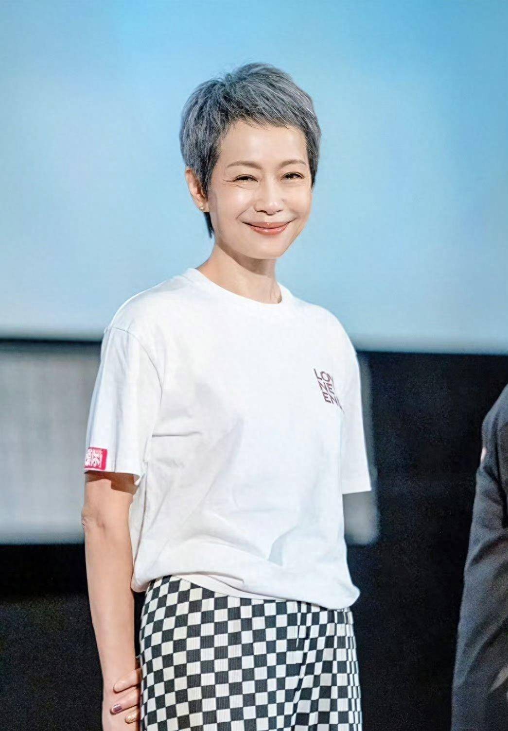这才是真正的自然衰老:60岁叶童白发淡妆,不怕被嘲笑显老_发型_丝巾
