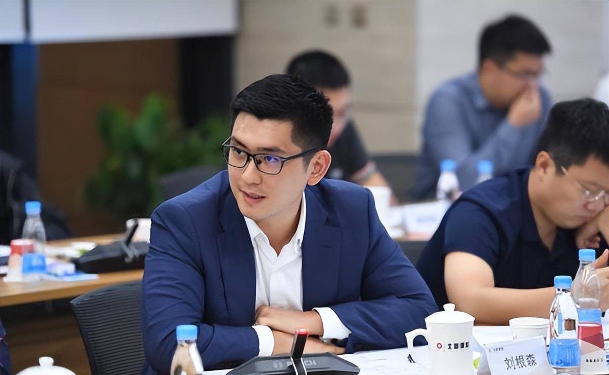 赴美留学期间积累了丰富的学识,更拿到了国外波士顿大学工商管理专业