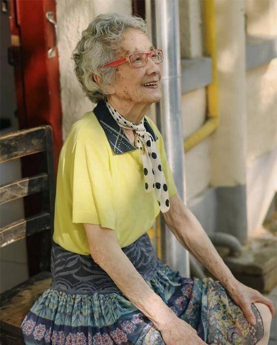 我惊叹上海街头的老奶奶们:70个白发苍苍,却个个白皙优雅