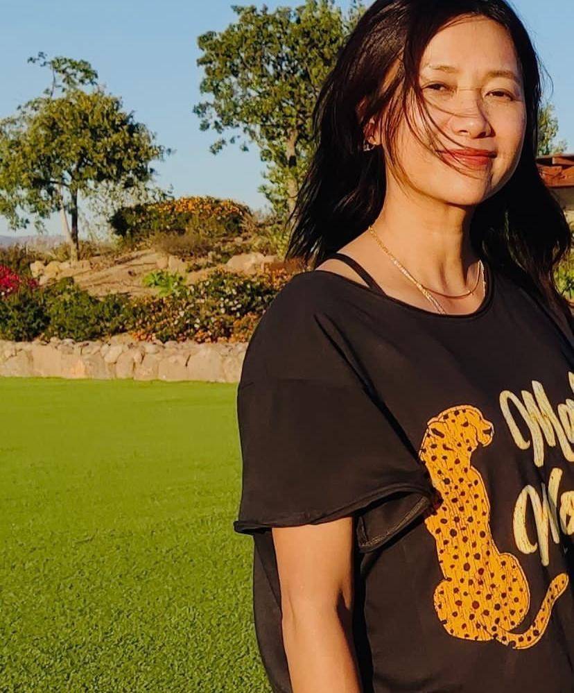 徐静蕾游日本被偶遇,49岁模样大变认不出,腰间赘肉藏不住_网友_生活