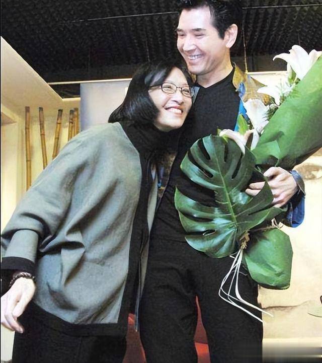 费翔近照,高大威猛,男神至今依旧单身一人,身边只有两只猫陪伴_生活