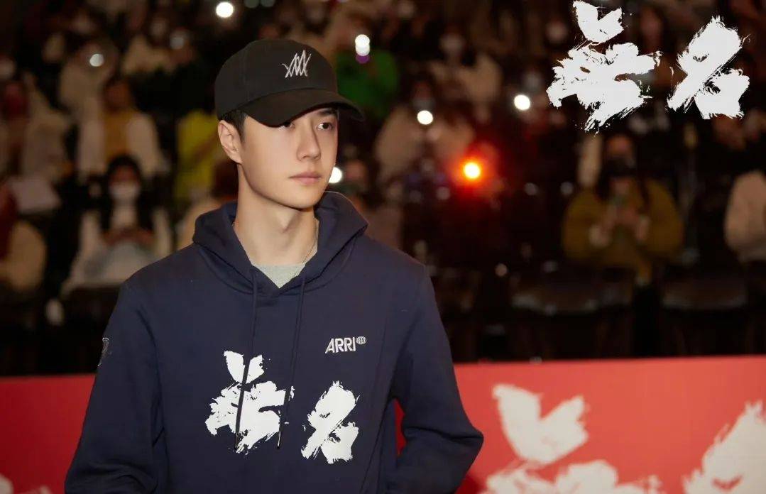 这已经不是王一博第一次因为"文盲"的话题引发争议,在其刚刚凭借