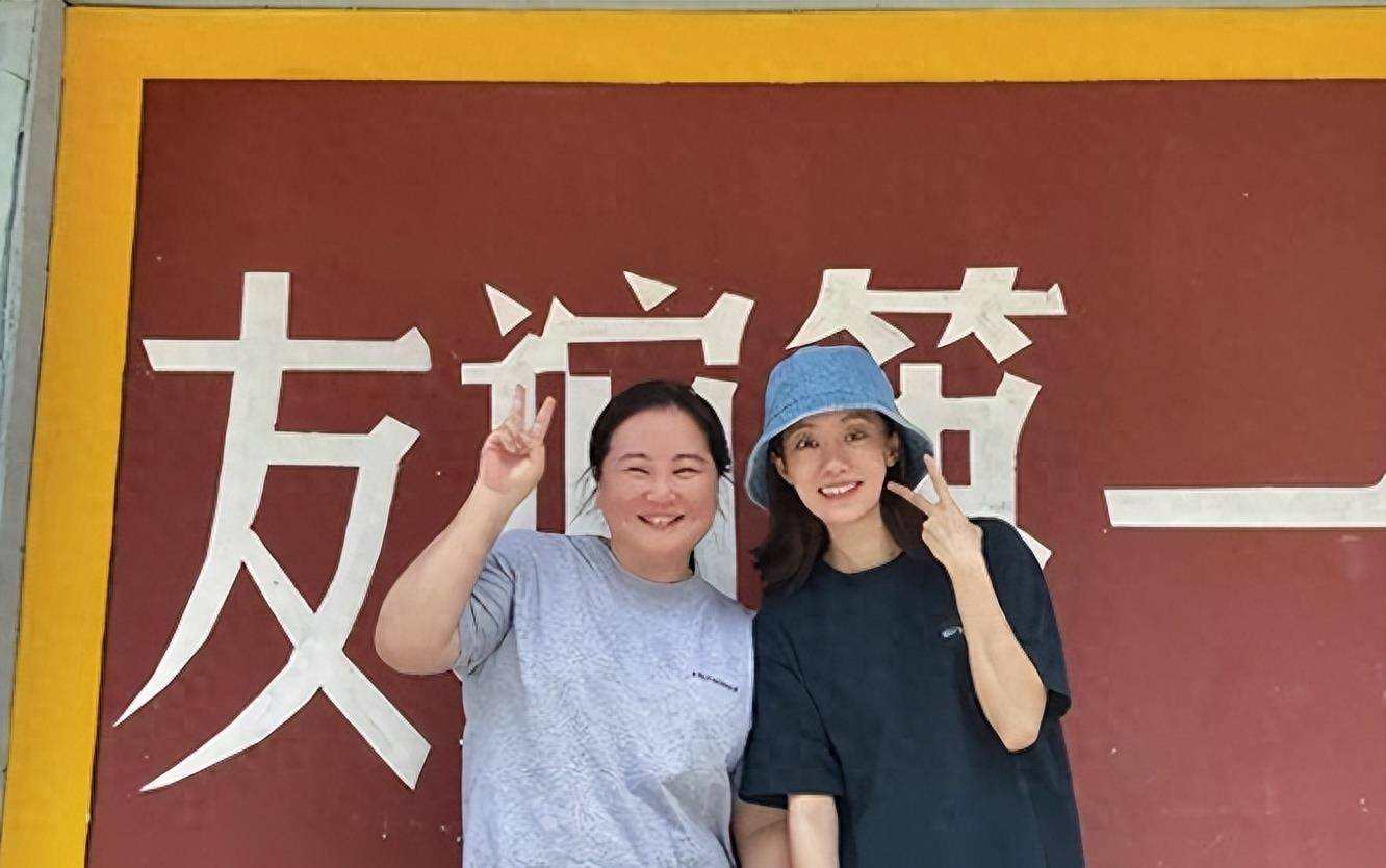 事实证明,在狂揽54亿票房后,贾玲又走上了另一条繁荣之路!