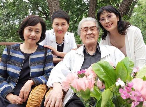 靠《渴望》成名,嫁小2岁老公获幸福,儿子长相却是一言难尽_黄梅莹