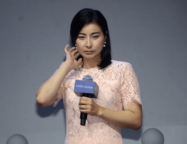 39岁阔太郭晶晶接地气,运动方式很平民,在豪宅玩跳绳似邻家少女_健身