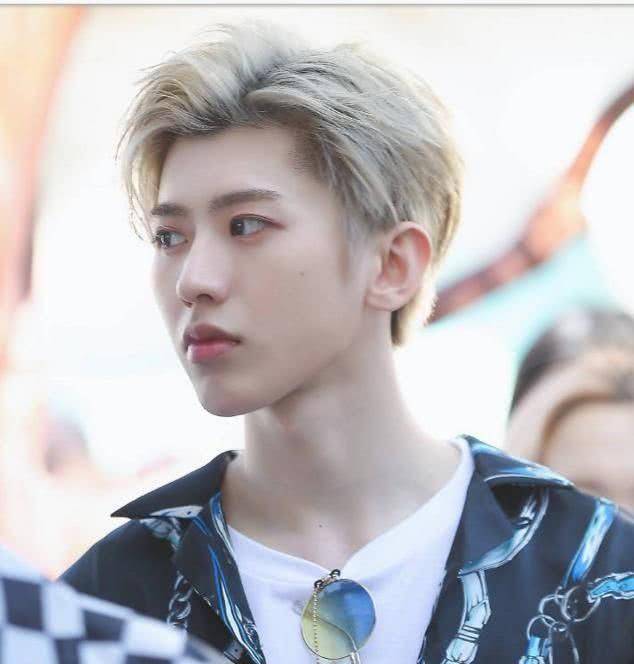 r1和un两大男团首次同框,粉丝在线pk身高,周震南大佬气势赢了_团队