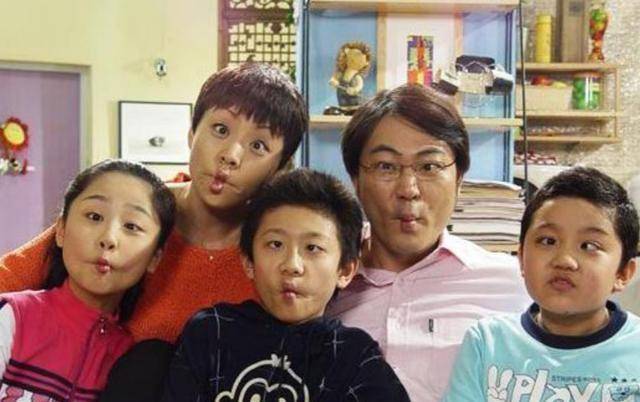 同框重聚,张一山拼接夹克痞帅有型,杨紫红裙美过妈_牛仔_爸爸_宋丹丹