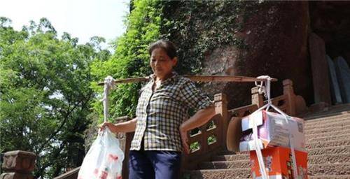 女挑山工汪美红:17年走20万里山路,挑断50根扁担,只为养3孩子_齐云山
