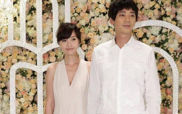50岁苏见信提前庆生,与前女友weiwei甜蜜依偎,举止亲密仍像恋人_关颖