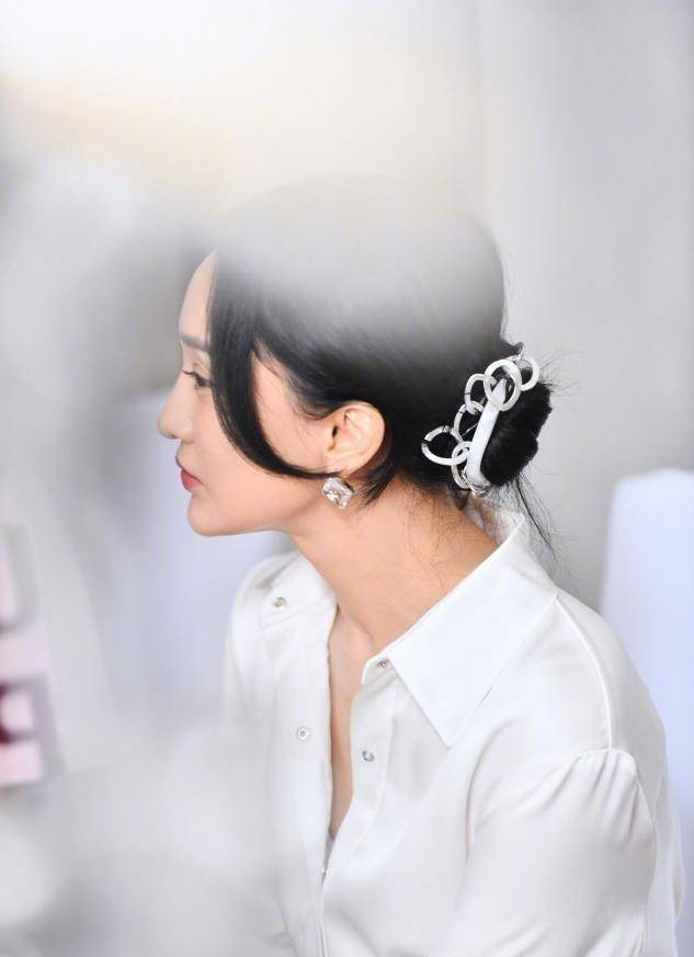 周迅早期造型被曝光,染橘黄发色鬼马精灵,比"女团"美多了_女性_气息