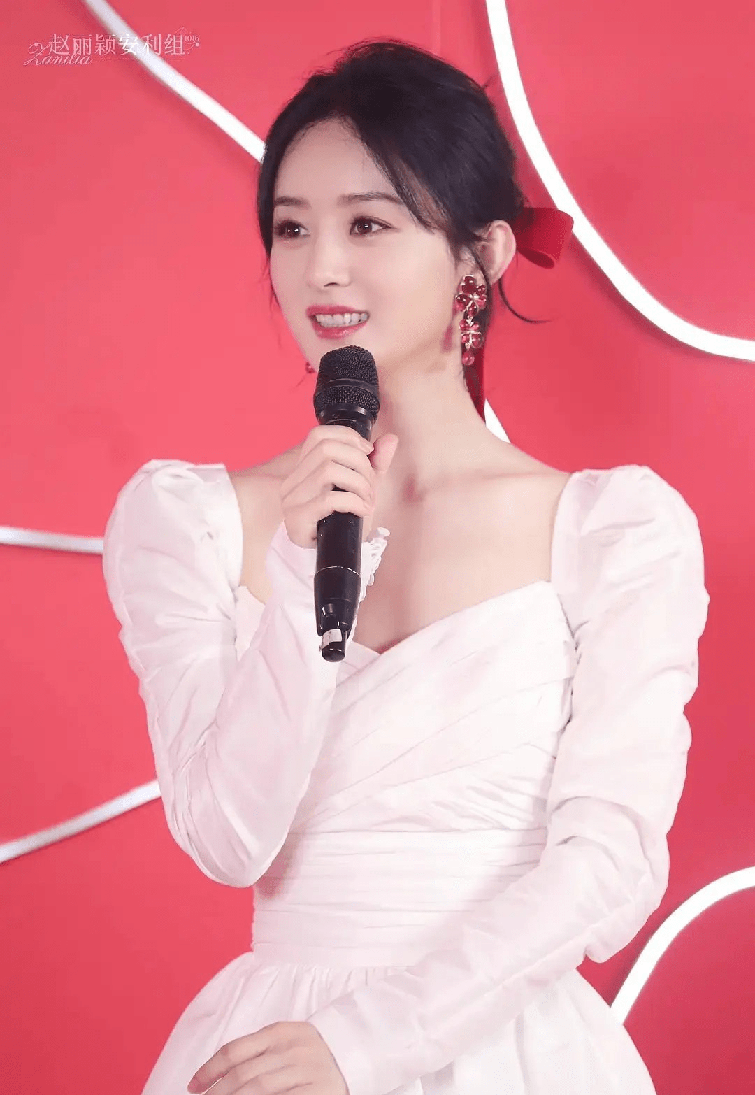 介绍产品,但是这个男主持人的情商有点跟不上,赵丽颖代言的是洗衣服的