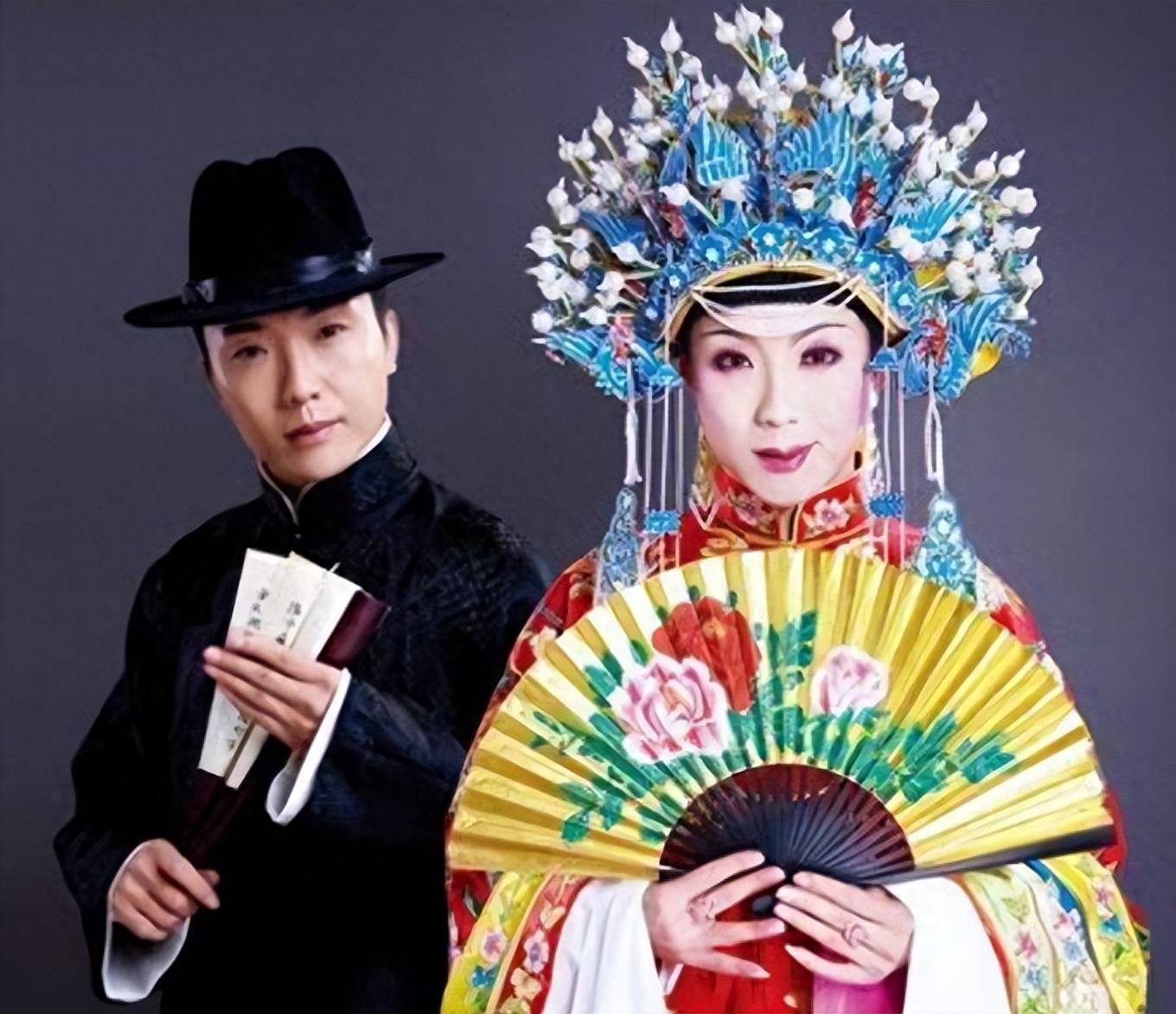 45岁的李玉刚,不恋爱不结婚,步履蹒跚需搀扶,他还在等什么?