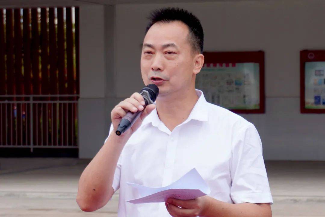 谭小刚充分肯定了同学们刻苦训练的出色表现,对教官们高标准严要求