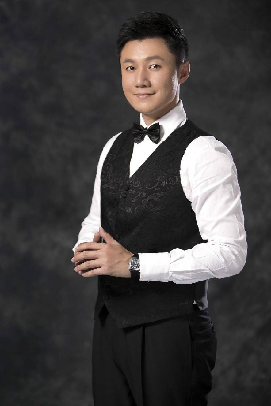 电视主持人罗旭婚礼照曝光,众多老总敬酒好气派,38岁娶貌妻子_事业