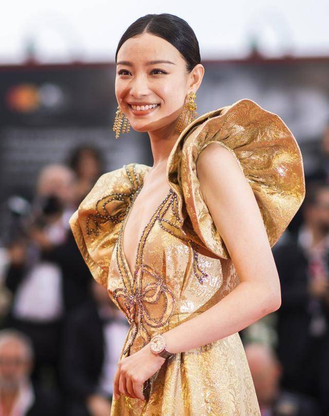 倪妮与钟楚曦斗艳,一个华贵大方一个温柔霸气,钟楚曦撞脸萧敬腾_金色