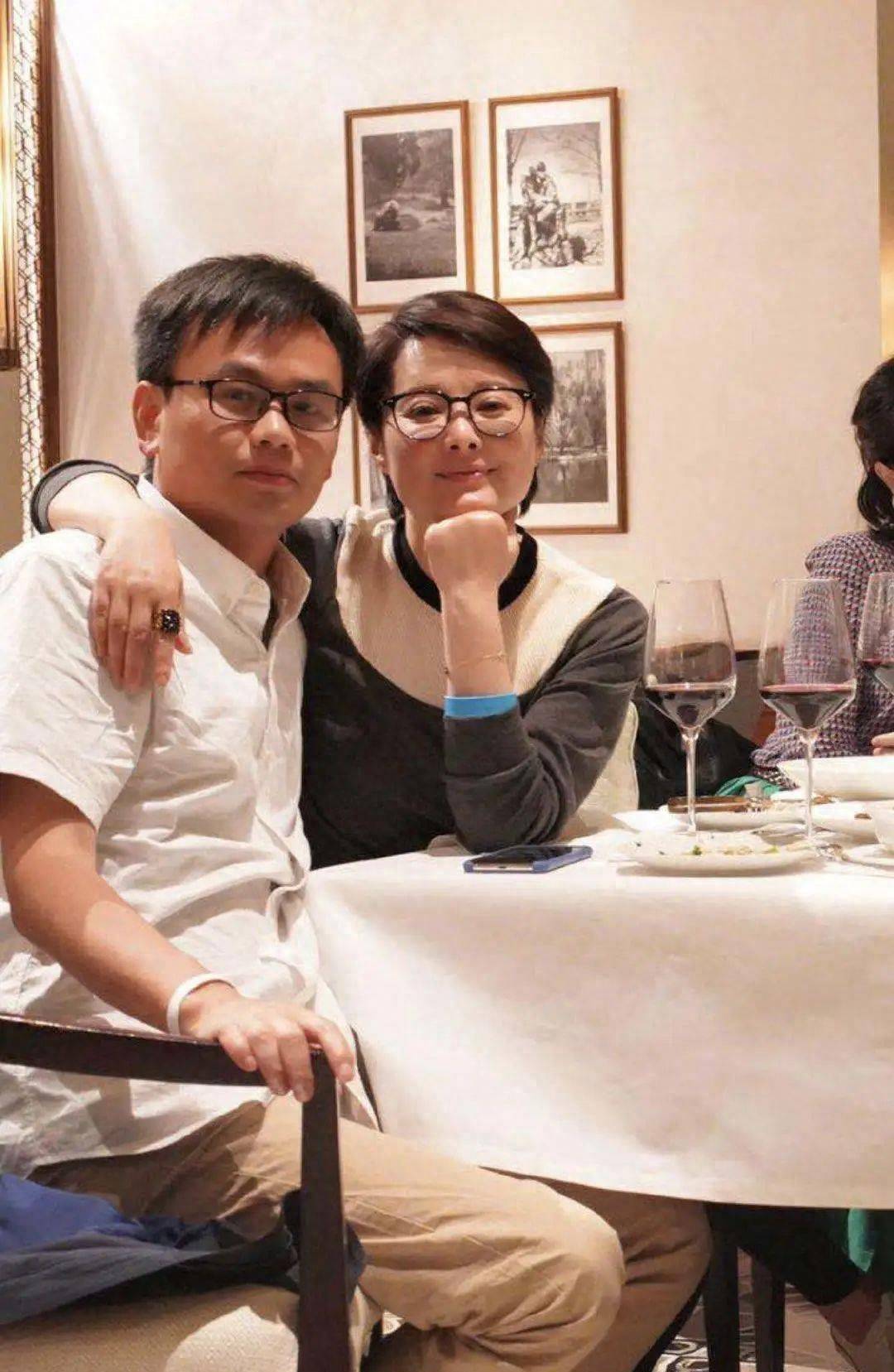 原来,50岁的袁立吃路边摊,终于为她的"傲慢"付出了代价_梁太平_事业