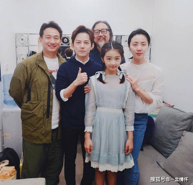 身高近1米7穿扮精致,弯腰拍照被赞超有礼貌_黄磊_孙莉_网友
