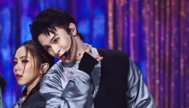 还有导师潘玮柏,走嘻哈路线的他,延续之前的风格,熟悉的造型,戴着黑色