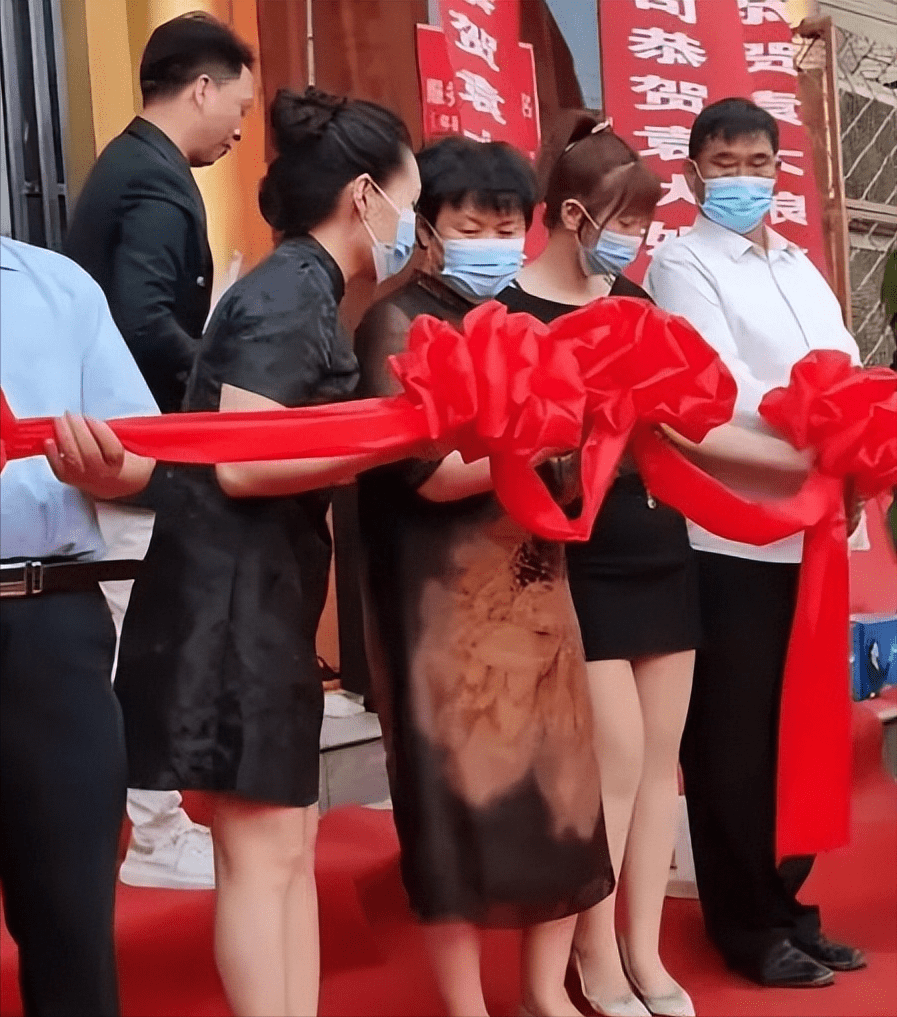 大衣哥朱之文人老实,难抵熟妇的诱惑,不是大衣嫂盯着,早就犯错_袁庆