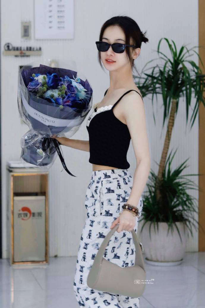 吴谨言气场一米八,穿黑色蕾丝镶边吊带搭印花阔腿裤,墨镜超霸气_于正
