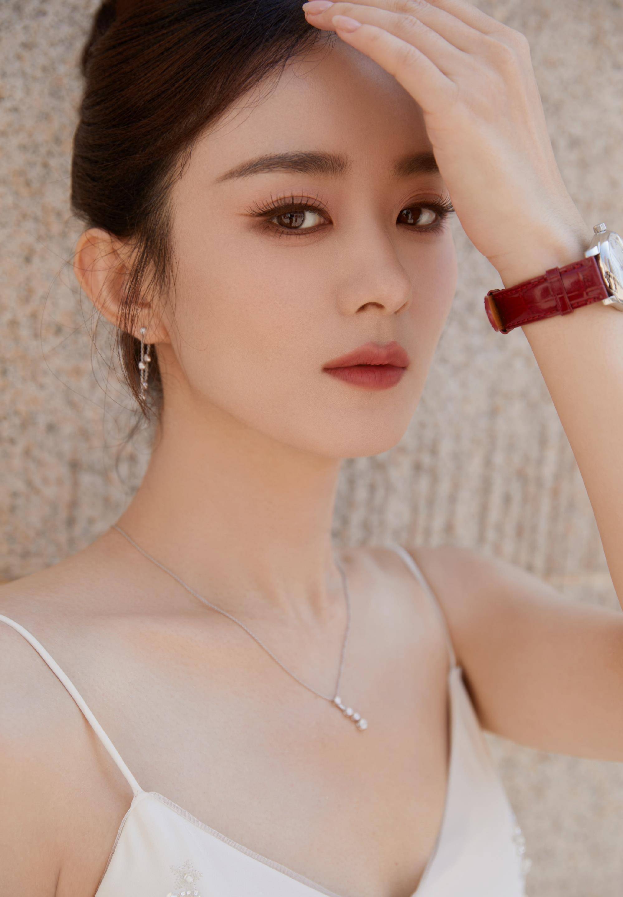 赵丽颖的爱情故事火遍网络,白色吊带裙扎丸子头扎头发,复制了明兰美人