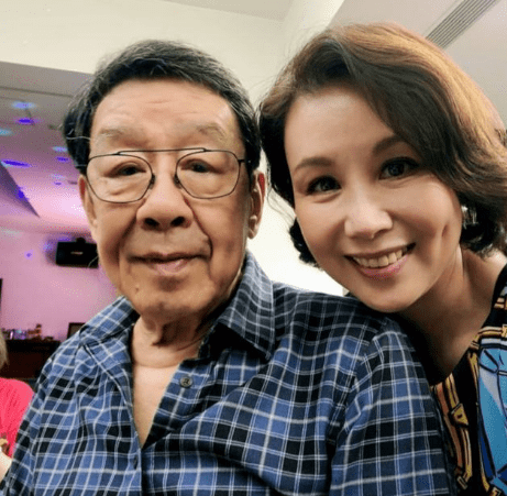 65岁老戏骨吕有慧罕见携老公参加聚会,力破谣言_照片_男子_汪曼玲