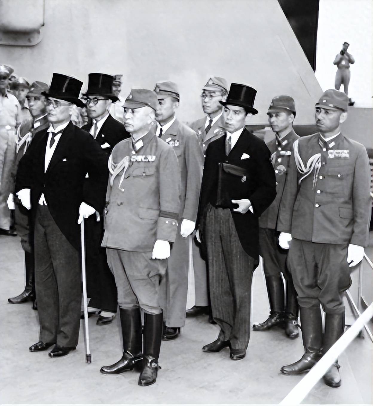 号战舰上,前左为日本新任外相重光葵,前右为陆军参谋总长梅津美治郎