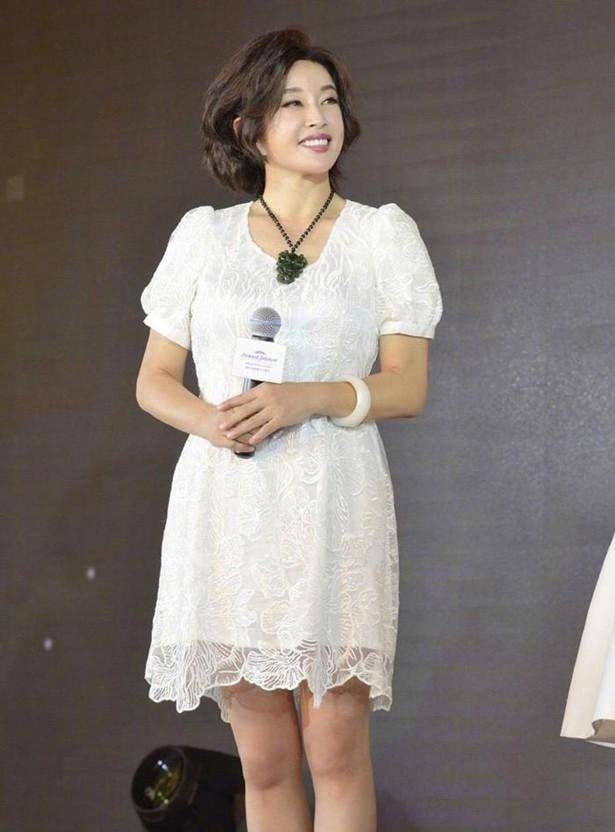 70岁刘晓庆穿得太好了,连衣裙和"瑜伽裤"太瘦,腿看起来像30岁_衣服