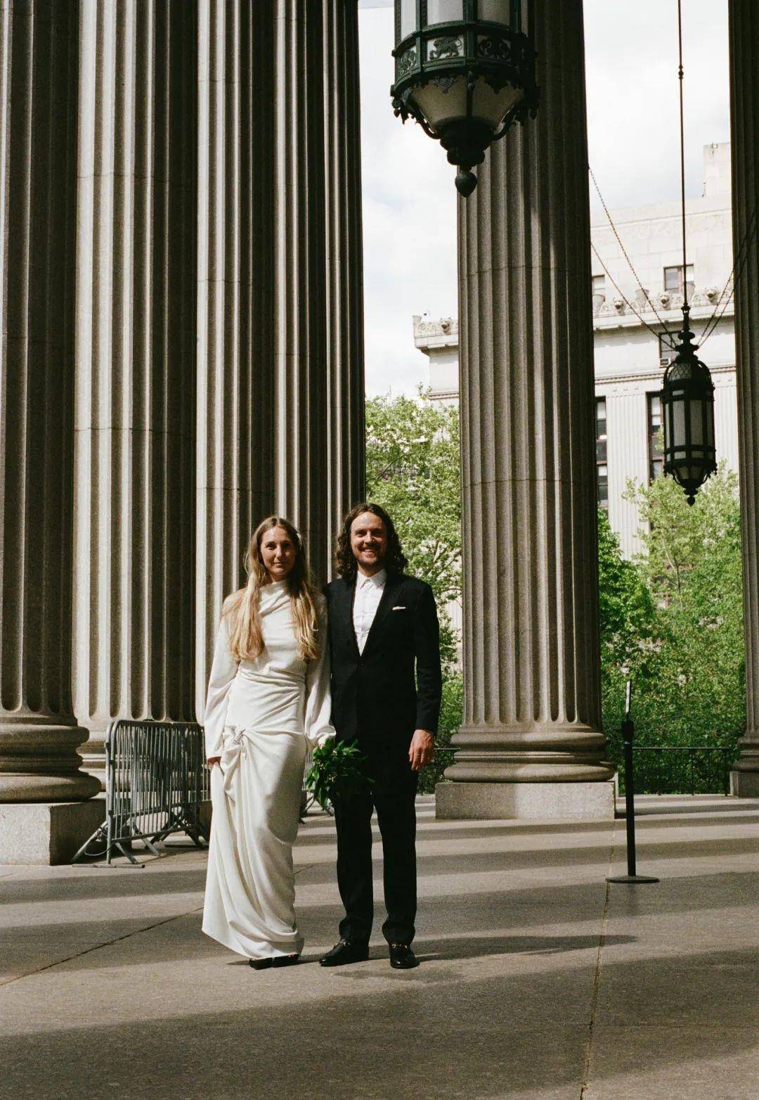 她身穿自己亲手制作的婚纱迎接生命中的浪漫时刻_汉娜_samuel_设计