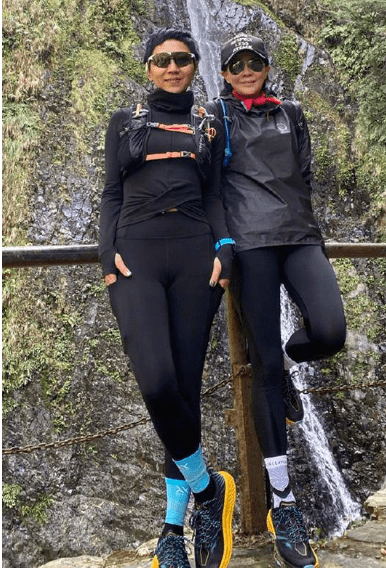 55岁刘嘉玲户外跑步,跑起来健美腿又细又直,满脸通红气色好_运动_社交