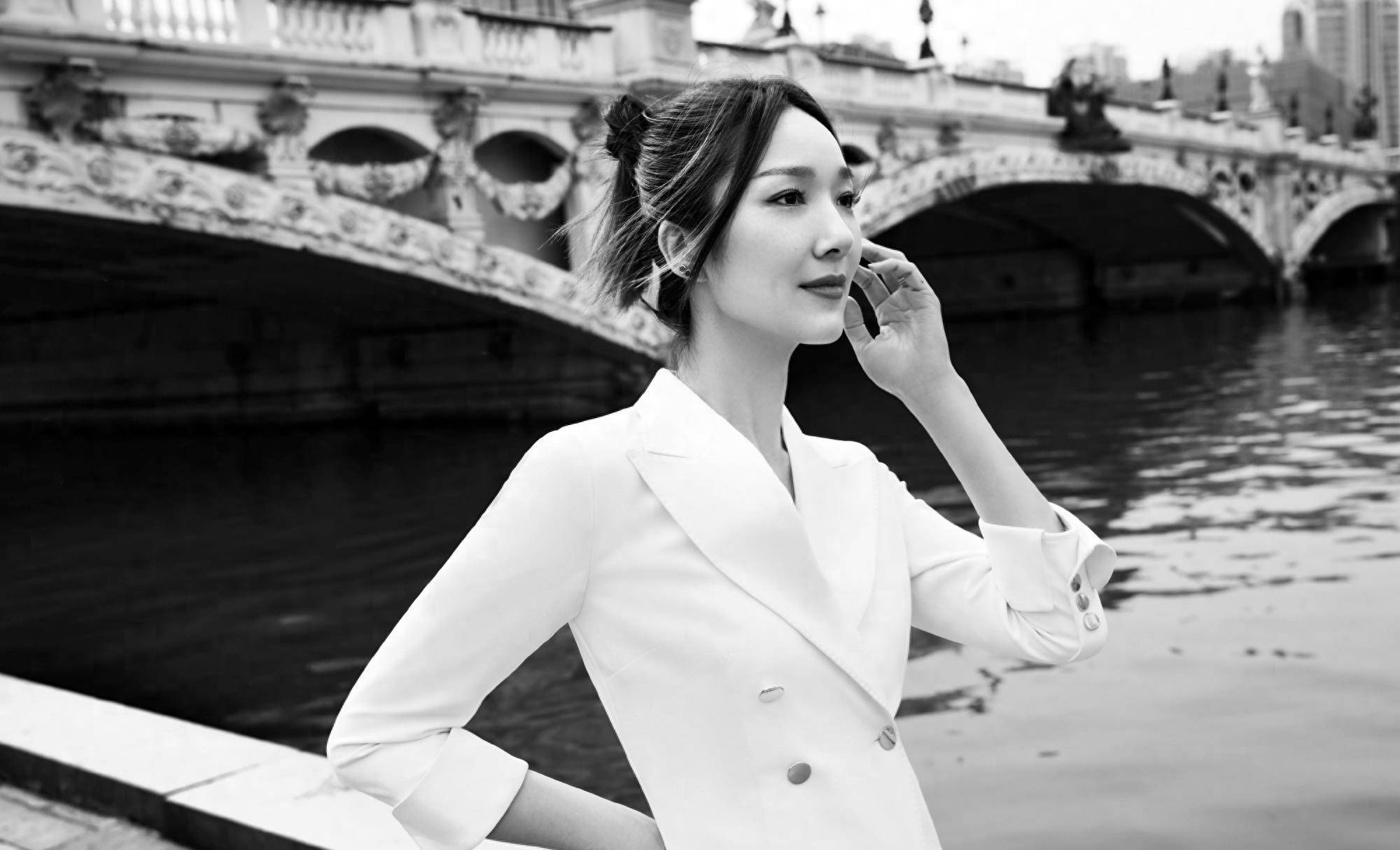 李亚男浪漫街拍,模特身材一袭纯色,诠释极简时尚_王祖蓝_风格_身高