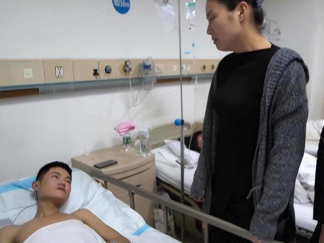 23岁小伙喝下百草枯,死亡过程:抢救18天有好转,家人却只能放弃_李红达