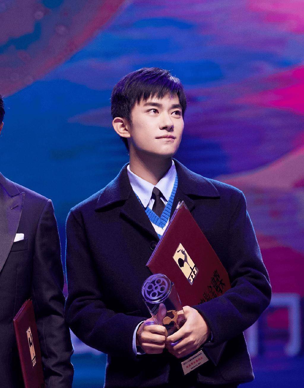 千玺的妈妈是一个望子成龙的母亲,她自己就有一个艺术梦,但没有实现