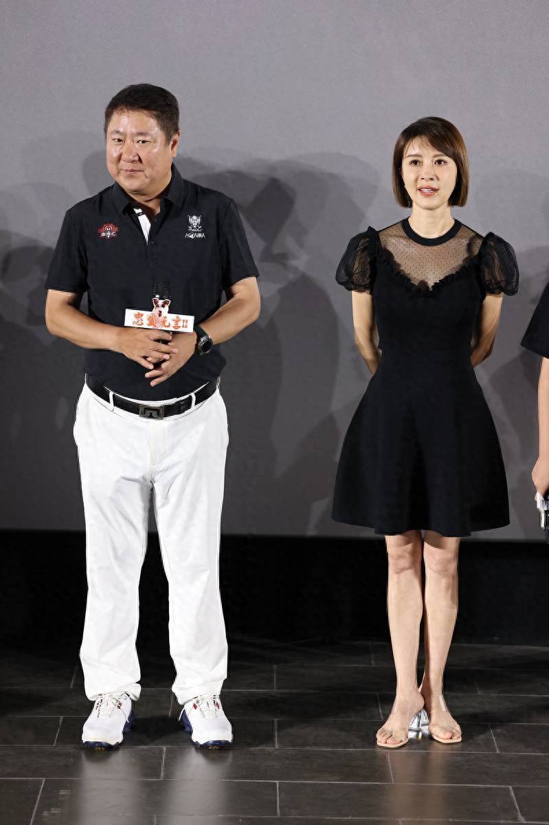 老婆金巧巧明明浓眉大眼,俩孩子却全部随了他_黑色_服装_身材