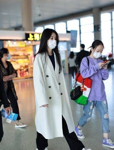 张碧晨太有气质了,穿黑色衬衫外搭白蓝色相间的羽绒服,时尚减龄_白色