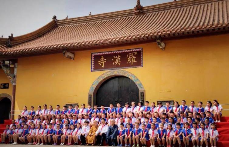 2008年汶川大地震,108名婴儿相继在罗汉寺降生,后来他们怎样了_桂逢春