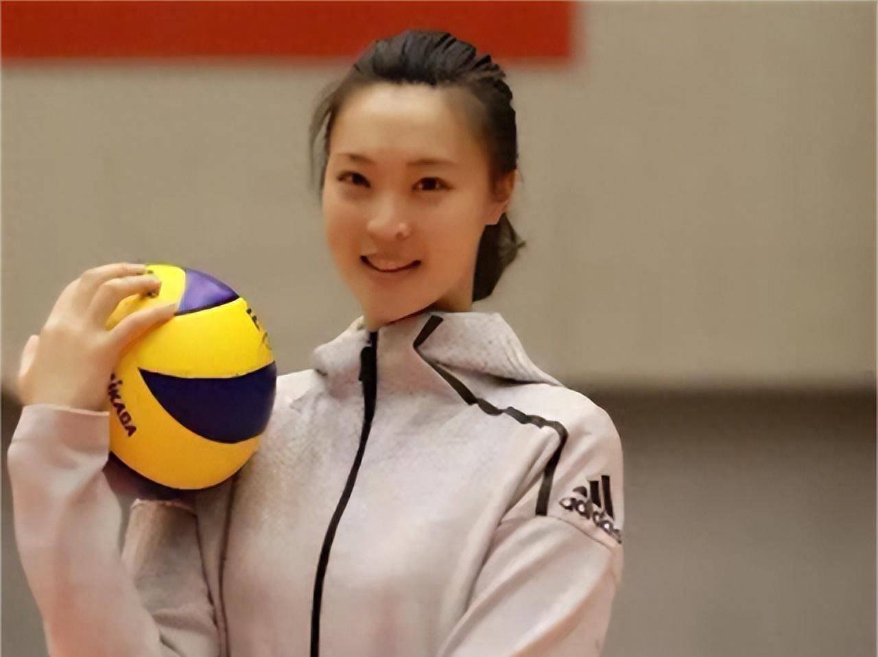 排球女神惠若琪近况:嫁"矮个"博士丈夫,如今尽显人妻之态_中国女排_富