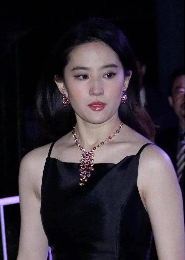 现在嫌她们丑,当年追成狗,这些发福的女明星_刘亦菲_视频_变化