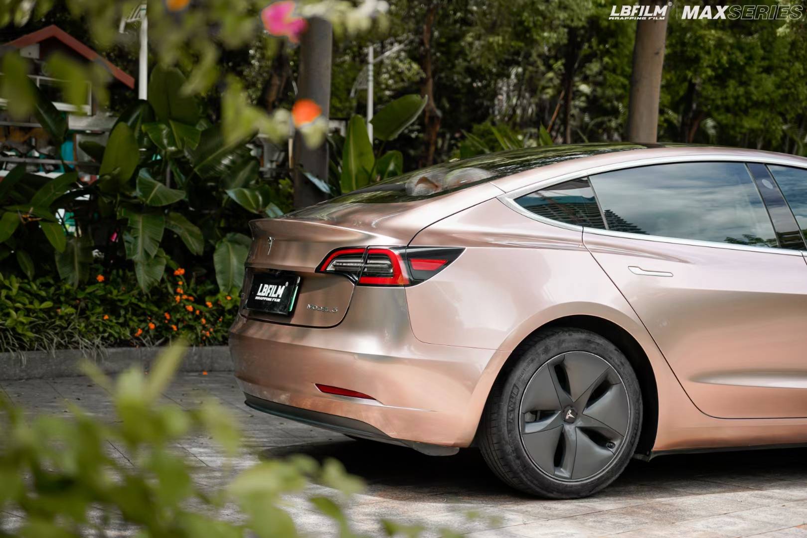 特斯拉model3-lb改色膜原厂漆冰莓粉,清爽宜人 甜而不腻_搜狐汽车