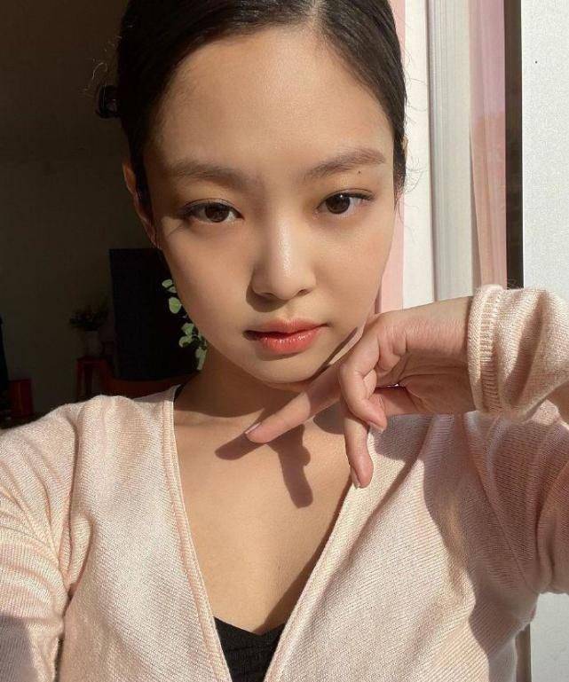 粉墨jennie陷爱权志龙后攀高峰,连拿两国民代言,索吻隔空秀恩爱