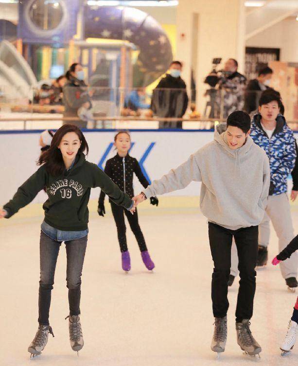 王子文工作之余和吴永恩牵手约会,两人因节目生情,着实让人羡慕_路人