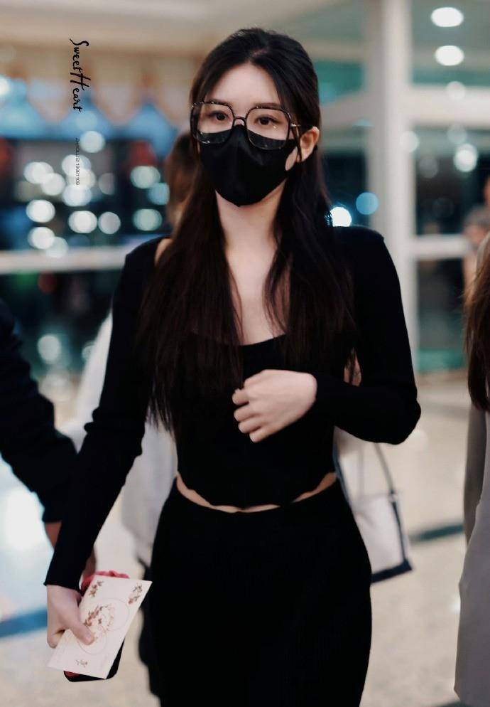 赵露思穿黑色紧身上衣秀小蛮腰,戴黑框眼镜饰演绎靓女态度_时尚_衣服