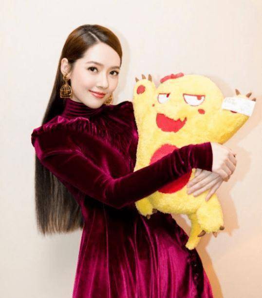 郭碧婷一家三口聚餐,快1岁小奶黄穿白色t恤肉嘟嘟,公婆不在身边_婆婆