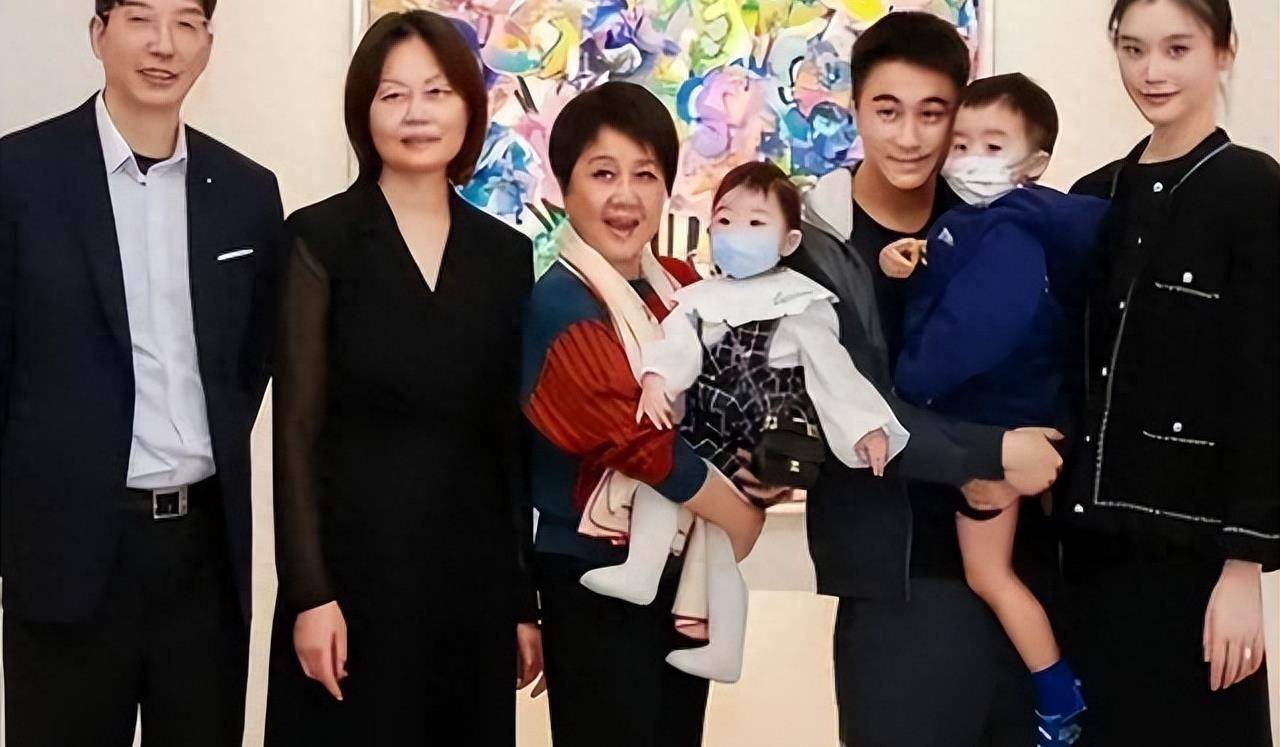 梁安琪现身刘德华展览,打扮低调气质好,和大家合影稳居c位_女人